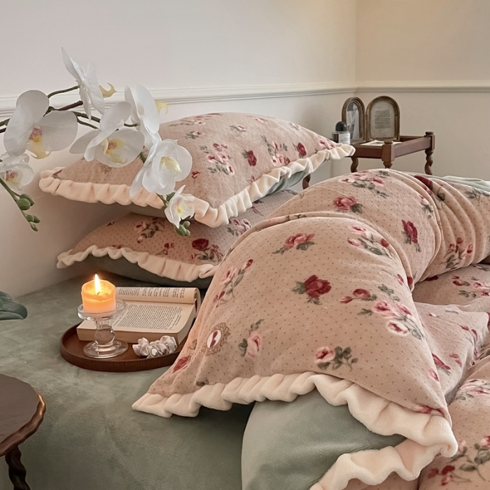 91家纺网 家纺一手货源 找家纺 潘朵拉 2023新款美拉德风牛奶绒花边款四件套 醉花