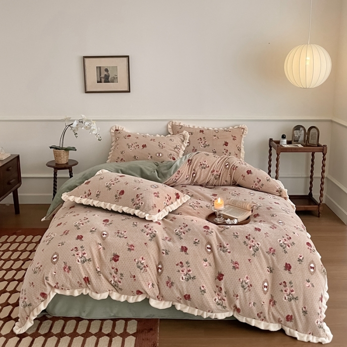 91家纺网 家纺一手货源 找家纺 潘朵拉 2023新款美拉德风牛奶绒花边款四件套 醉花