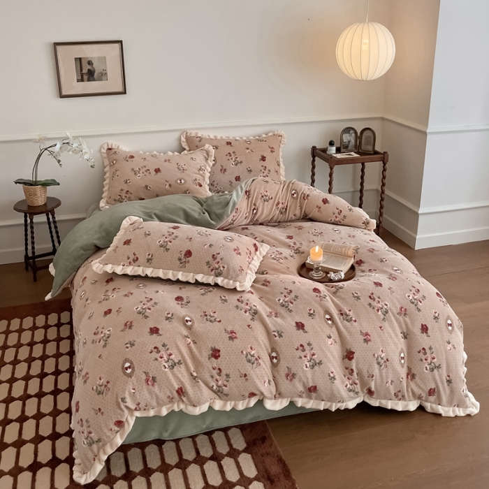 91家纺网 家纺一手货源 找家纺 潘朵拉 2023新款美拉德风牛奶绒花边款四件套 醉花