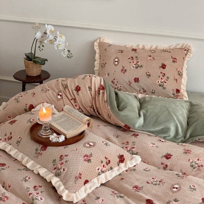 91家纺网 家纺一手货源 找家纺 潘朵拉 2023新款美拉德风牛奶绒花边款四件套 醉花