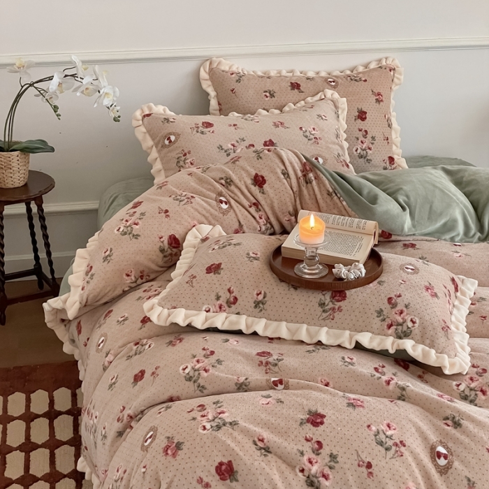 91家纺网 家纺一手货源 找家纺 潘朵拉 2023新款美拉德风牛奶绒花边款四件套 醉花