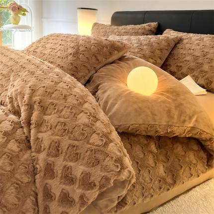 91家纺网 家纺一手货源 找家纺 慕色 2023新款兔绒爱心剪花四件套--暖心系列 暖心-摩卡棕