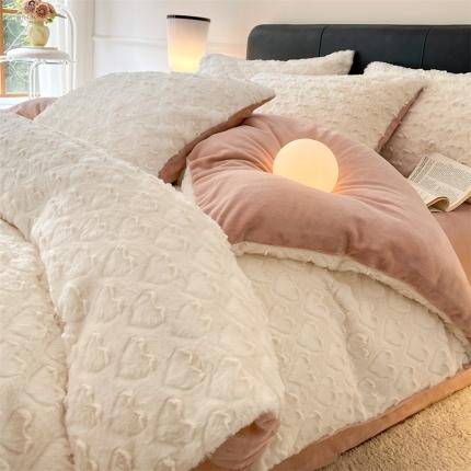 91家纺网 家纺一手货源 找家纺 慕色 2023新款兔绒爱心剪花四件套--暖心系列 暖心-奶白粉