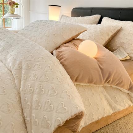 91家纺网 家纺一手货源 找家纺 慕色 2023新款兔绒爱心剪花四件套--暖心系列 暖心-奶白咖