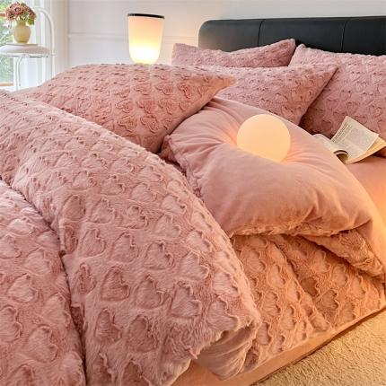 91家纺网 家纺一手货源 找家纺 慕色 2023新款兔绒爱心剪花四件套--暖心系列 暖心-奶油粉