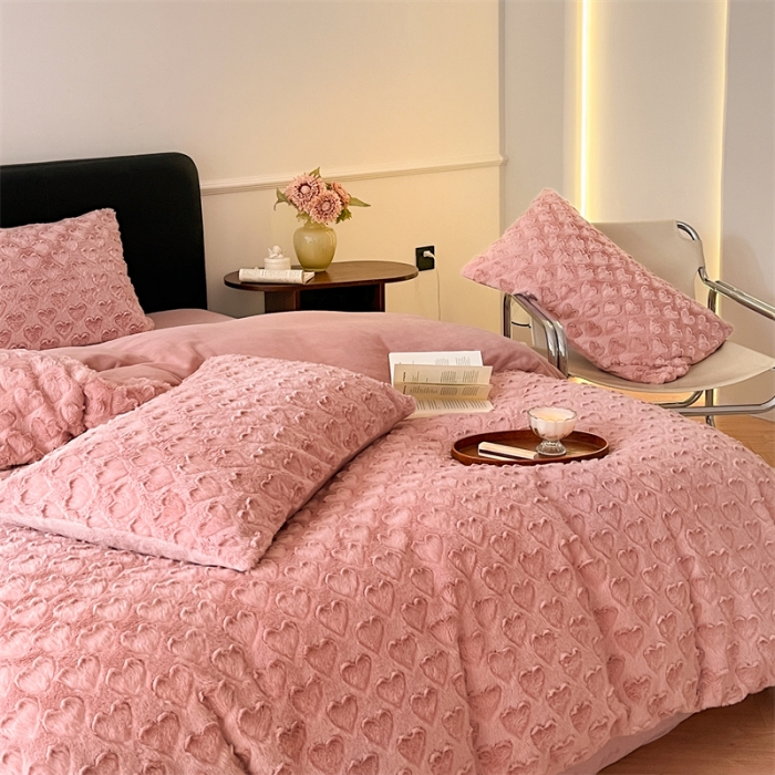 91家纺网 家纺一手货源 找家纺 慕色 2023新款兔绒爱心剪花四件套--暖心系列 暖心-奶油粉