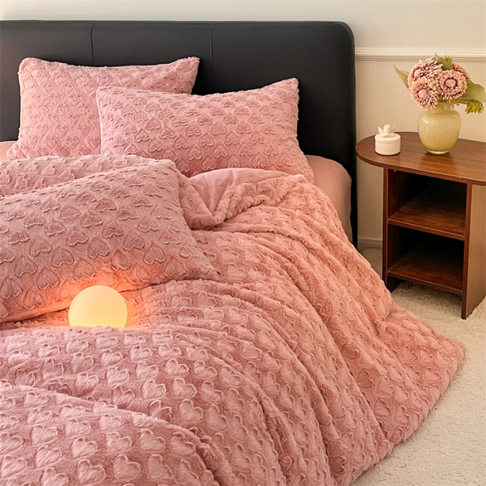 91家纺网 家纺一手货源 找家纺 慕色 2023新款兔绒爱心剪花四件套--暖心系列 暖心-奶油粉