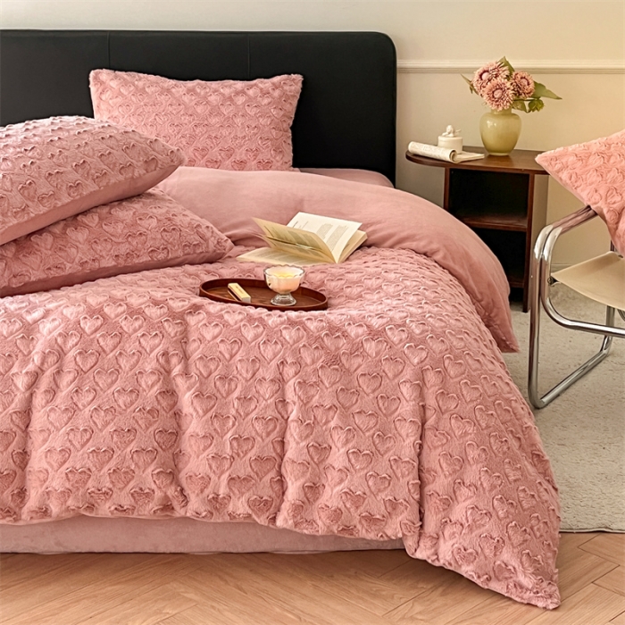 91家纺网 家纺一手货源 找家纺 慕色 2023新款兔绒爱心剪花四件套--暖心系列 暖心-奶油粉