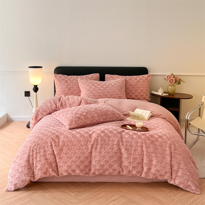 91家纺网 家纺一手货源 找家纺 慕色 2023新款兔绒爱心剪花四件套--暖心系列 暖心-奶油粉