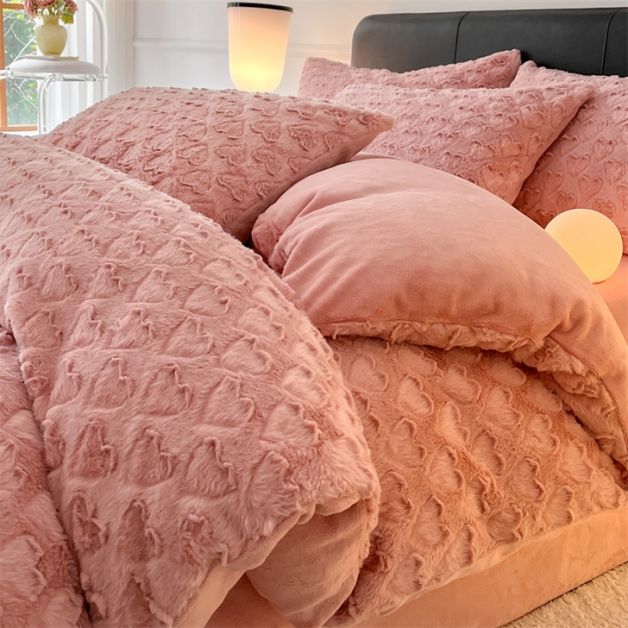 91家纺网 家纺一手货源 找家纺 慕色 2023新款兔绒爱心剪花四件套--暖心系列 暖心-奶油粉