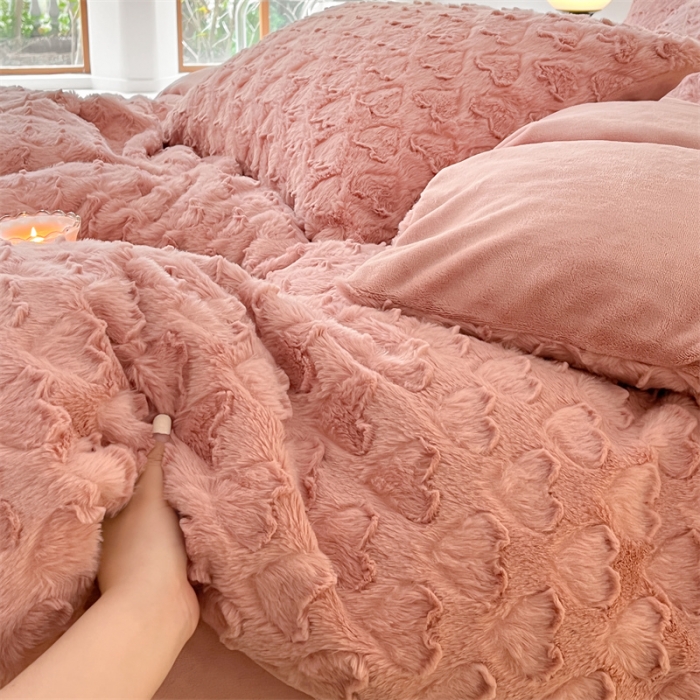 91家纺网 家纺一手货源 找家纺 慕色 2023新款兔绒爱心剪花四件套--暖心系列 暖心-奶油粉