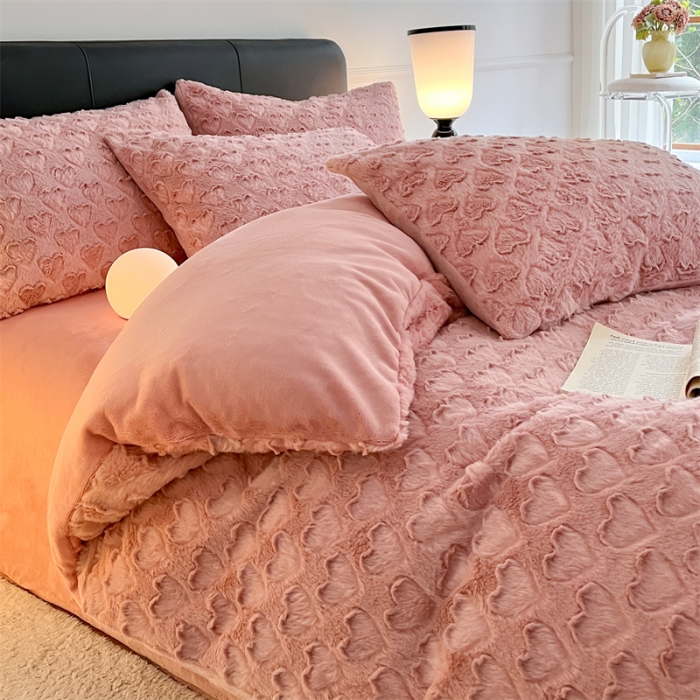 91家纺网 家纺一手货源 找家纺 慕色 2023新款兔绒爱心剪花四件套--暖心系列 暖心-奶油粉