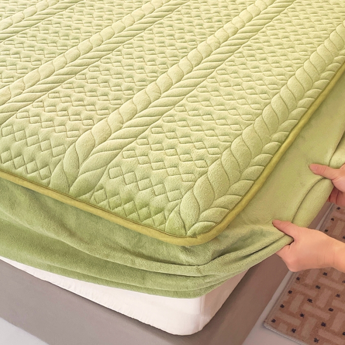 91家纺网 家纺一手货源 找家纺 梦舒羽 2025牛奶绒轻奢夹棉床笠三件套床盖床罩床护垫床垫保护罩 轻奢-果绿