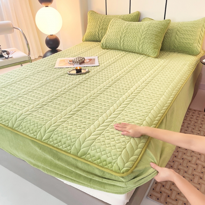 91家纺网 家纺一手货源 找家纺 梦舒羽 2025牛奶绒轻奢夹棉床笠三件套床盖床罩床护垫床垫保护罩 轻奢-果绿