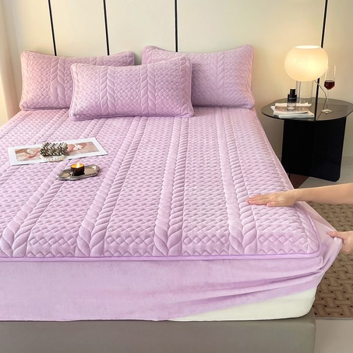 91家纺网 家纺一手货源 找家纺 梦舒羽 2025牛奶绒轻奢夹棉床笠三件套床盖床罩床护垫床垫保护罩 轻奢-梦幻紫