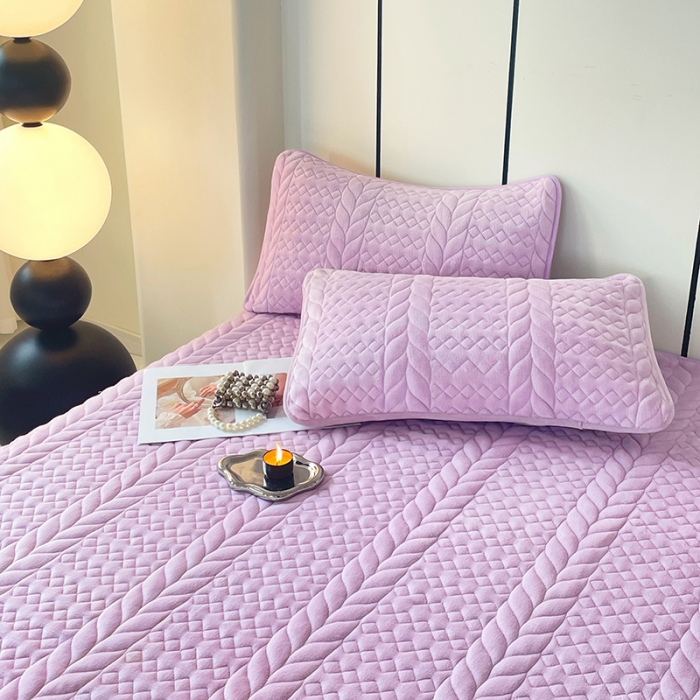 91家纺网 家纺一手货源 找家纺 梦舒羽 2025牛奶绒轻奢夹棉床笠三件套床盖床罩床护垫床垫保护罩 轻奢-梦幻紫