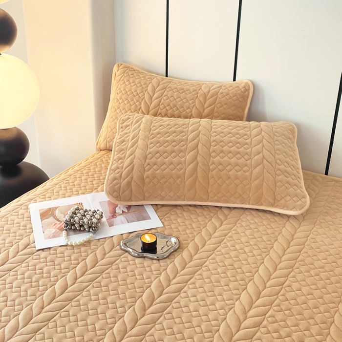 91家纺网 家纺一手货源 找家纺 梦舒羽 2025牛奶绒轻奢夹棉床笠三件套床盖床罩床护垫床垫保护罩 轻奢-奶昔咖