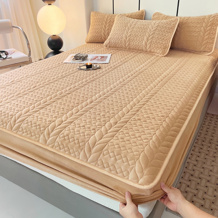 91家纺网 家纺一手货源 找家纺 梦舒羽 2025牛奶绒轻奢夹棉床笠三件套床盖床罩床护垫床垫保护罩 轻奢-奶昔咖