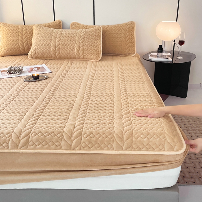 91家纺网 家纺一手货源 找家纺 梦舒羽 2025牛奶绒轻奢夹棉床笠三件套床盖床罩床护垫床垫保护罩 轻奢-奶昔咖