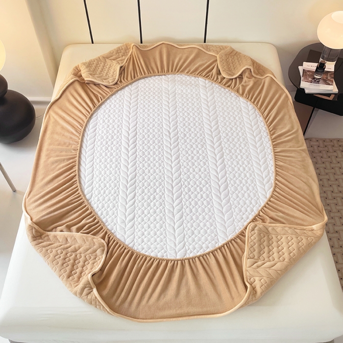 91家纺网 家纺一手货源 找家纺 梦舒羽 2025牛奶绒轻奢夹棉床笠三件套床盖床罩床护垫床垫保护罩 轻奢-奶昔咖