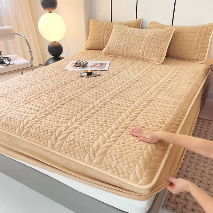 91家纺网 家纺一手货源 找家纺 梦舒羽 2025牛奶绒轻奢夹棉床笠三件套床盖床罩床护垫床垫保护罩 轻奢-奶昔咖