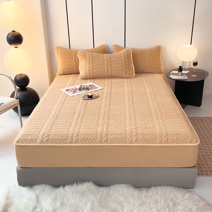 91家纺网 家纺一手货源 找家纺 梦舒羽 2025牛奶绒轻奢夹棉床笠三件套床盖床罩床护垫床垫保护罩 轻奢-奶昔咖