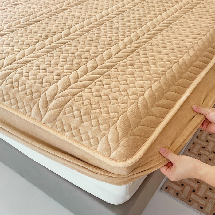 91家纺网 家纺一手货源 找家纺 梦舒羽 2025牛奶绒轻奢夹棉床笠三件套床盖床罩床护垫床垫保护罩 轻奢-奶昔咖