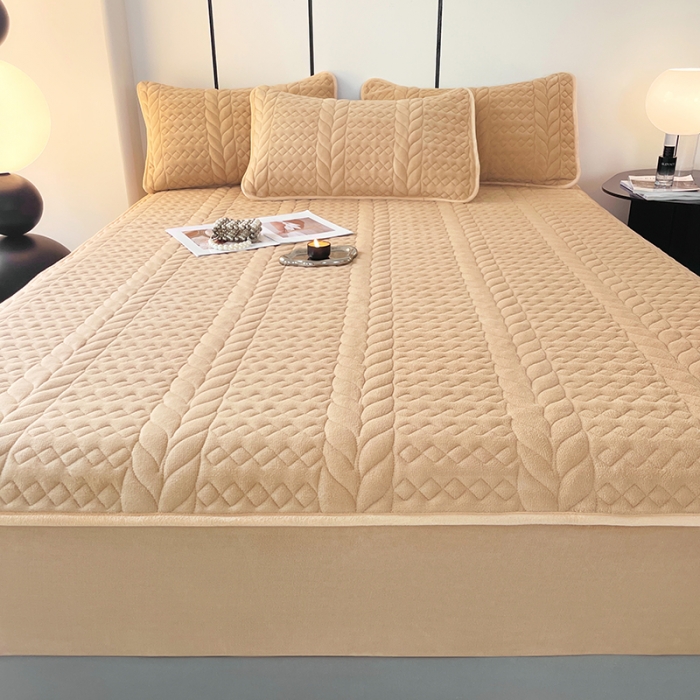 91家纺网 家纺一手货源 找家纺 梦舒羽 2025牛奶绒轻奢夹棉床笠三件套床盖床罩床护垫床垫保护罩 轻奢-奶昔咖