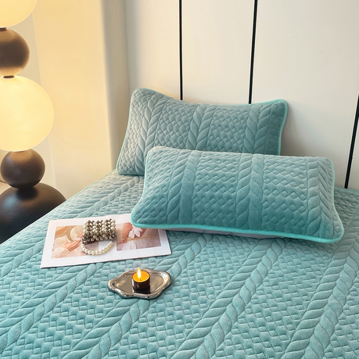 91家纺网 家纺一手货源 找家纺 梦舒羽 2025牛奶绒轻奢夹棉床笠三件套床盖床罩床护垫床垫保护罩 轻奢-浅水兰