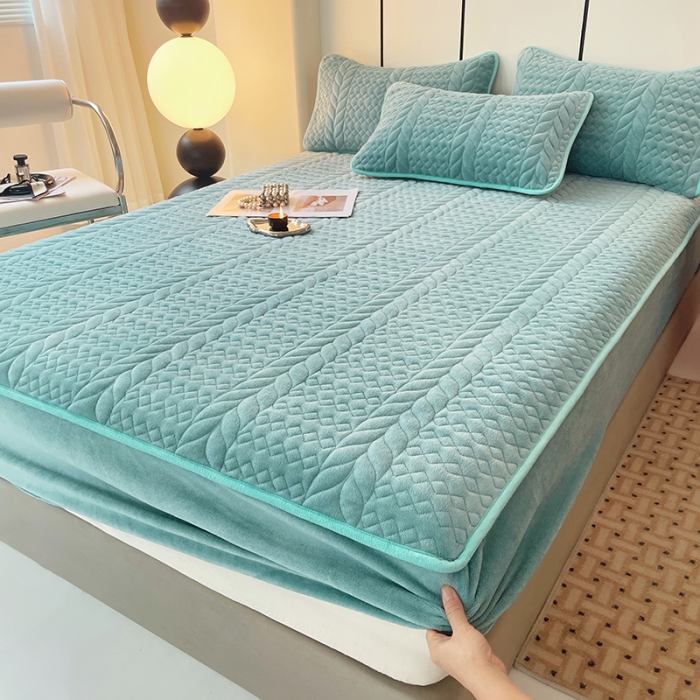 91家纺网 家纺一手货源 找家纺 梦舒羽 2025牛奶绒轻奢夹棉床笠三件套床盖床罩床护垫床垫保护罩 轻奢-浅水兰