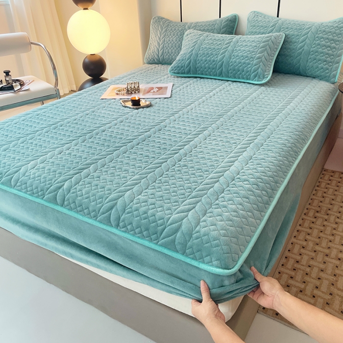 91家纺网 家纺一手货源 找家纺 梦舒羽 2025牛奶绒轻奢夹棉床笠三件套床盖床罩床护垫床垫保护罩 轻奢-浅水兰