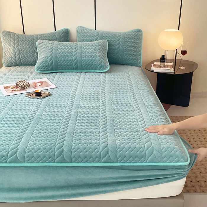 91家纺网 家纺一手货源 找家纺 梦舒羽 2025牛奶绒轻奢夹棉床笠三件套床盖床罩床护垫床垫保护罩 轻奢-浅水兰