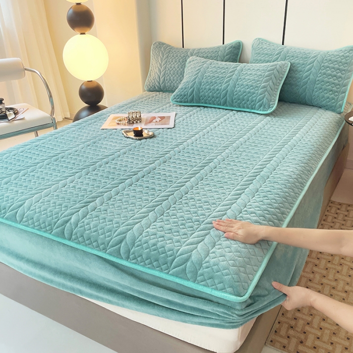 91家纺网 家纺一手货源 找家纺 梦舒羽 2025牛奶绒轻奢夹棉床笠三件套床盖床罩床护垫床垫保护罩 轻奢-浅水兰