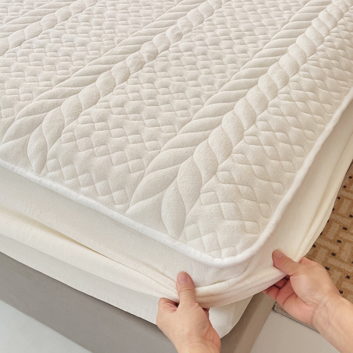 91家纺网 家纺一手货源 找家纺 梦舒羽 2025牛奶绒轻奢夹棉床笠三件套床盖床罩床护垫床垫保护罩 轻奢-象牙白