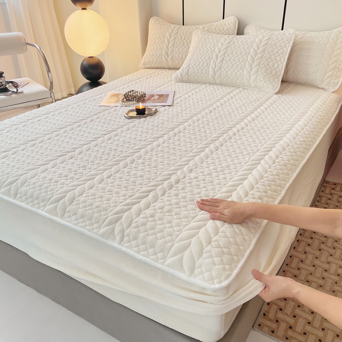 91家纺网 家纺一手货源 找家纺 梦舒羽 2025牛奶绒轻奢夹棉床笠三件套床盖床罩床护垫床垫保护罩 轻奢-象牙白