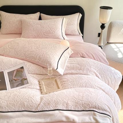 91家纺网 家纺一手货源 找家纺 静家居 2024宽边浮雕绒提花牛奶绒四件套 布鲁斯米白