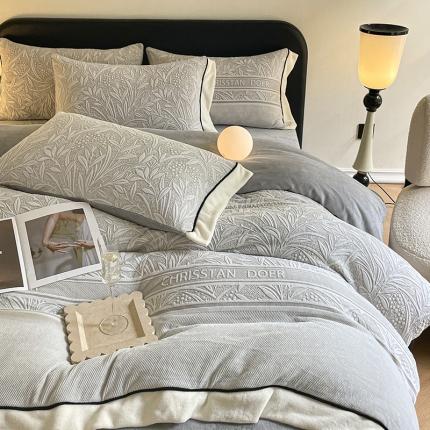 91家纺网 家纺一手货源 找家纺 静家居 2024宽边浮雕绒提花牛奶绒四件套 布鲁斯米白