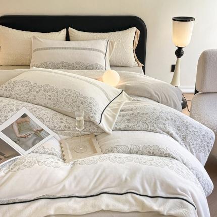 91家纺网 家纺一手货源 找家纺 静家居 2024宽边浮雕绒提花牛奶绒四件套 布鲁斯米白