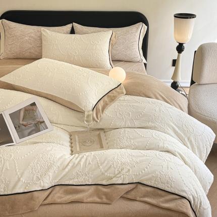 91家纺网 家纺一手货源 找家纺 静家居 2024宽边浮雕绒提花牛奶绒四件套 布鲁斯米白