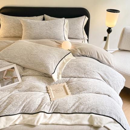 91家纺网 家纺一手货源 找家纺 静家居 2024宽边浮雕绒提花牛奶绒四件套 布鲁斯米白