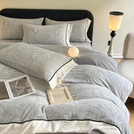 91家纺网 家纺一手货源 找家纺 静家居 2024宽边浮雕绒提花牛奶绒四件套 布鲁斯米白