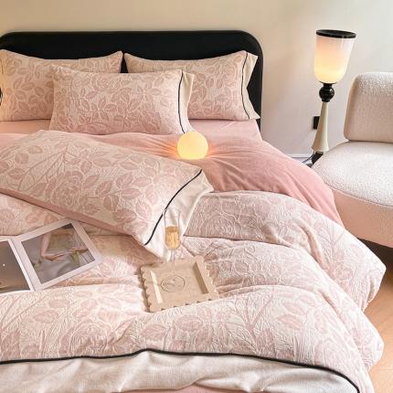 91家纺网 家纺一手货源 找家纺 静家居 2024宽边浮雕绒提花牛奶绒四件套 布鲁斯米白