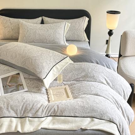 91家纺网 家纺一手货源 找家纺 静家居 2024宽边浮雕绒提花牛奶绒四件套 布鲁斯米白