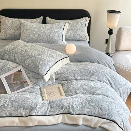 91家纺网 家纺一手货源 找家纺 静家居 2024宽边浮雕绒提花牛奶绒四件套 布鲁斯米白