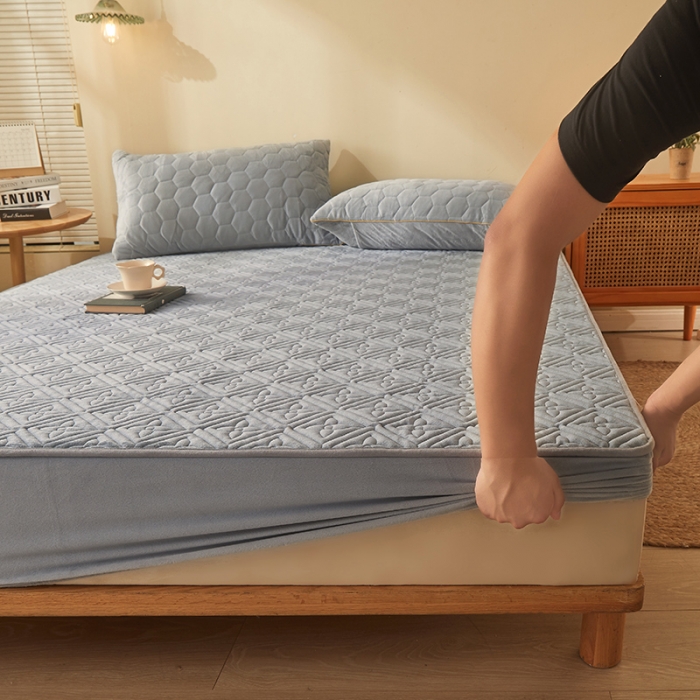 91家纺网 家纺一手货源 找家纺 总2024新款牛奶绒水晶绒纯色夹棉单床笠三件套席梦思床护垫