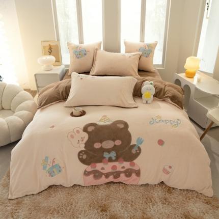 91家纺网 家纺一手货源 找家纺 塔塔家居 2025新款高克牛奶绒贴布绣四件套 蛋糕熊