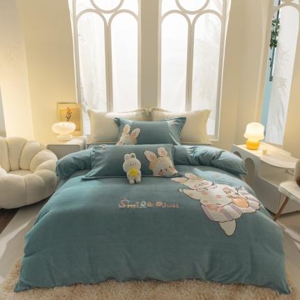 91家纺网 家纺一手货源 找家纺 塔塔家居 2025新款高克牛奶绒贴布绣四件套 跳舞草莓