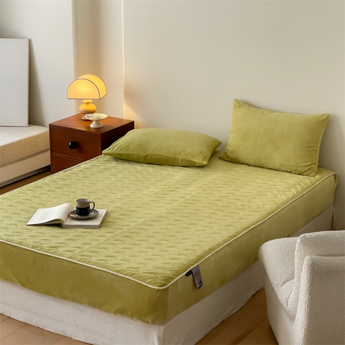 91家纺网 家纺一手货源 找家纺 三味舒屋 2024新款230g牛奶绒夹棉床笠 水波芥末绿