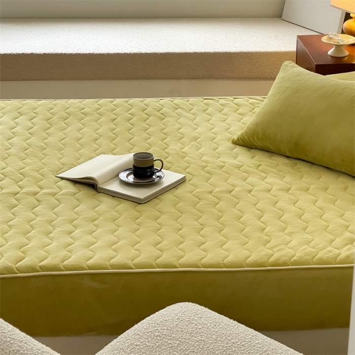 91家纺网 家纺一手货源 找家纺 三味舒屋 2024新款230g牛奶绒夹棉床笠 水波芥末绿