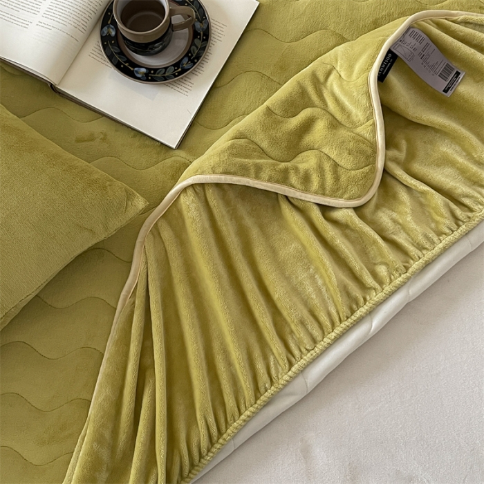 91家纺网 家纺一手货源 找家纺 三味舒屋 2024新款230g牛奶绒夹棉床笠 水波芥末绿